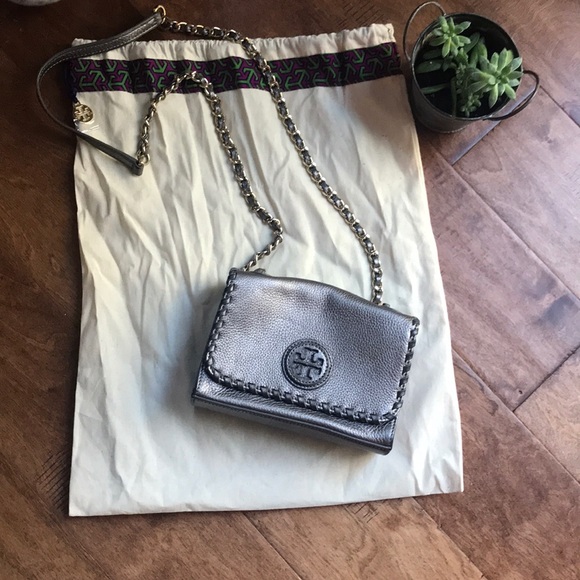 Tory Burch Handbags - ❤️Flash sale❤️Tory Burch silver crossbody